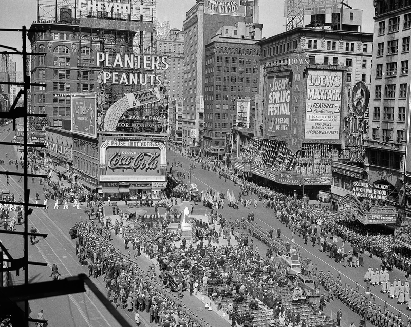 Illustration for article titled Así ha cambiado la plaza más emblemática de Nueva York en los últimos 100 años: caída y auge de Times Square